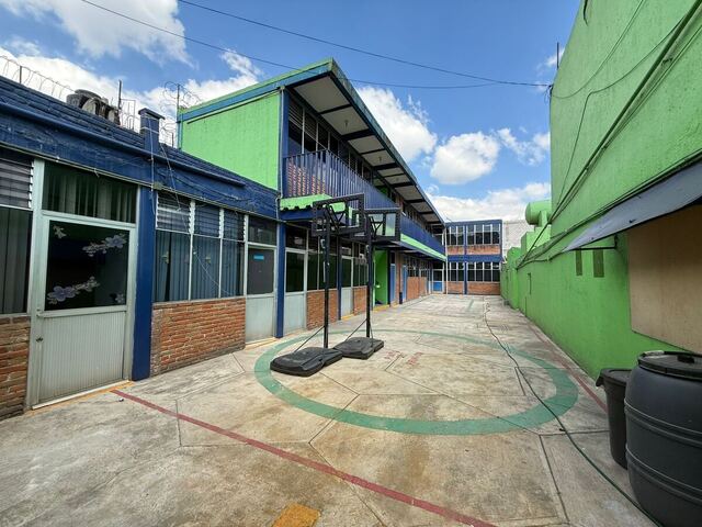 Espacio con potencial para escuela o plaza con locales.